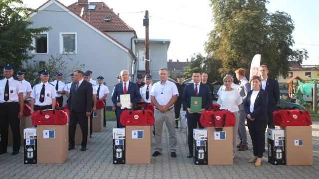Wręczenie pakietów z zestawami środków ochrony osobistej