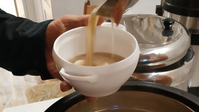 Na zdjęciu pokazana miseczka z żurem nalewanym prosto z garnka