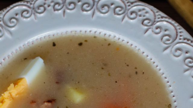 talerz z gorącym żurem żyniatym