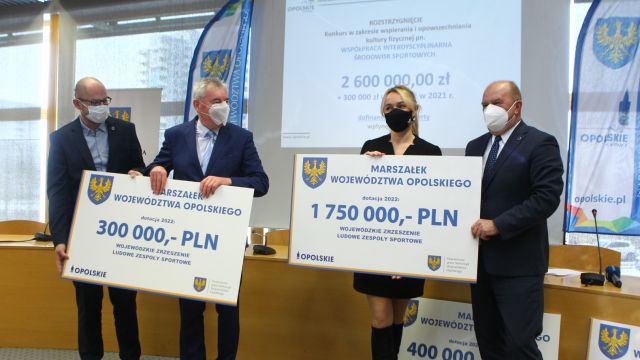 Pierwsze umowy dla organizacji sportowych