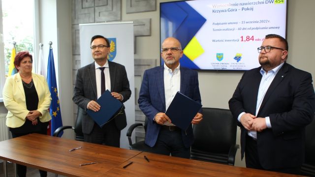 Podpisanie umowy na remont drogi