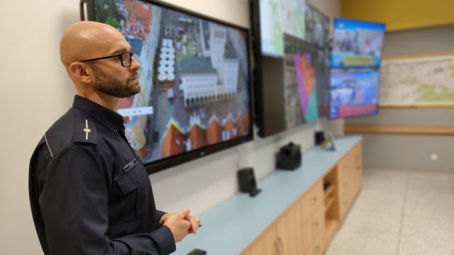 Fot. KW Policji w Opolu Ścianka wizyjna w komendzie