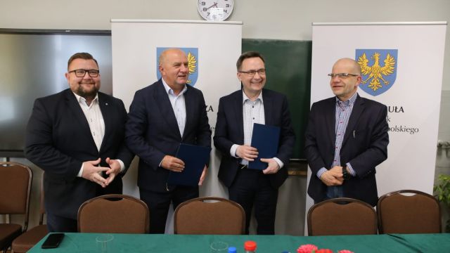 Umowa na przebudowę drogi w Przełęk