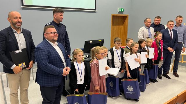 Dzieci uczą bezpieczeństwa młodszych kolegów