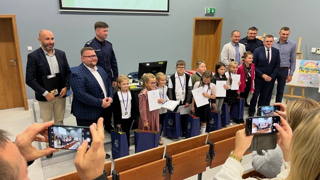 Dzieci uczą bezpieczeństwa młodszych kolegów