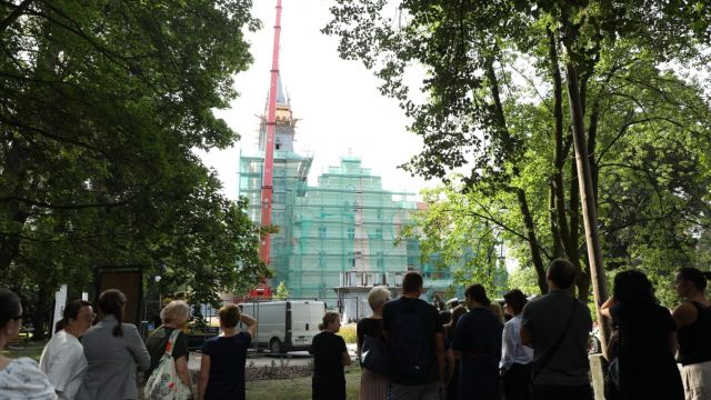 Zakładanie hełmu na wieżę