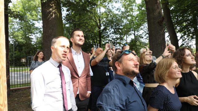 Zakładanie hełmu na wieżę