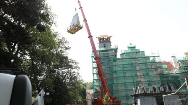 Zakładanie hełmu na wieżę