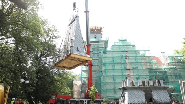 Zakładanie hełmu na wieżę