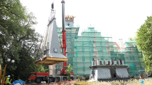 Zakładanie hełmu na wieżę