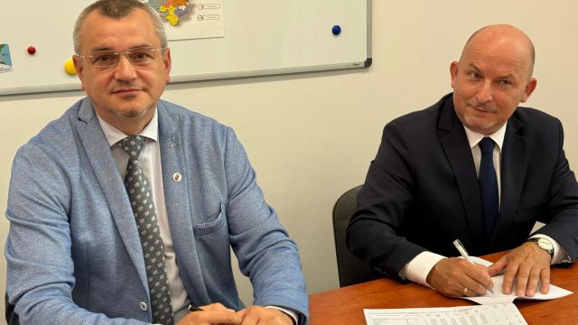 Umowa z gminą Ozimek - remont boisko PROW