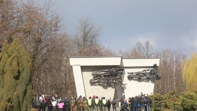 Pamięć o ofiarach wojny żyje dzięki takim uroczystościom