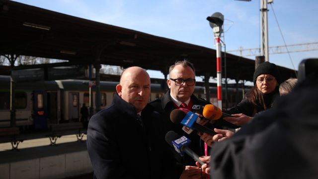 Konferencja prasowa na dworcu