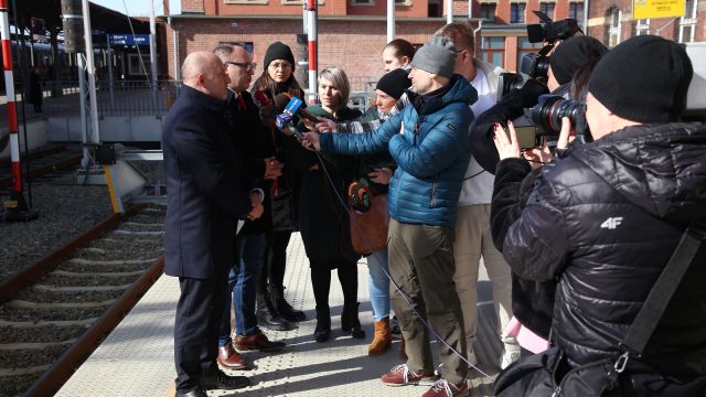 Konferencja prasowa na dworcu