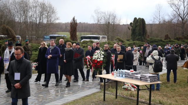 Pamięć o ofiarach wojny żyje dzięki takim uroczystościom