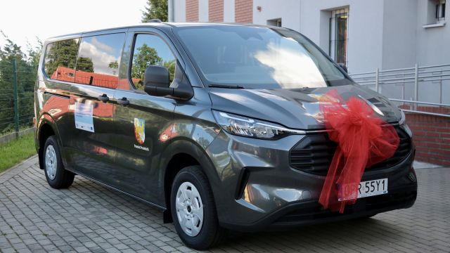 Przekazanie busa rodzinie zastępczej