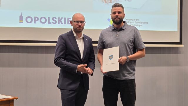 Wręczenie umów organizacjom pozarządowym