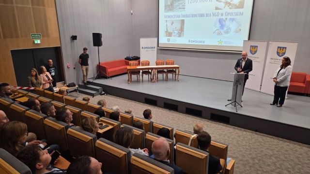 Wręczenie umów organizacjom pozarządowym