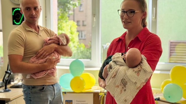 Potrójne szczęście – trojaczki z Brzegu otrzymały praktyczny prezent