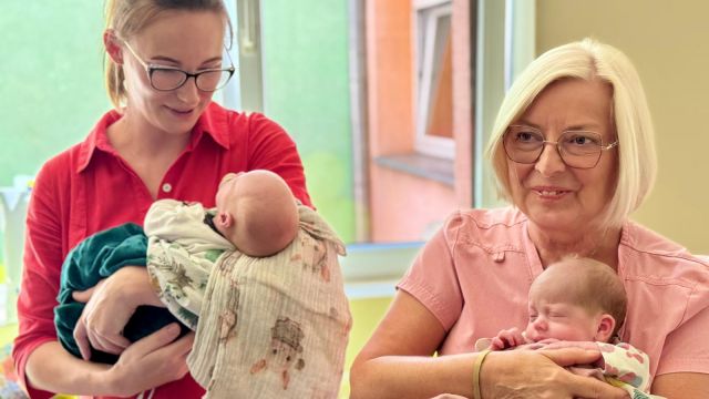 Potrójne szczęście – trojaczki z Brzegu otrzymały praktyczny prezent