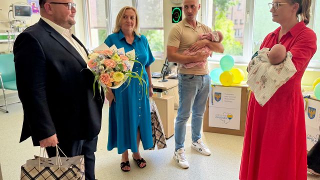 Potrójne szczęście – trojaczki z Brzegu otrzymały praktyczny prezent