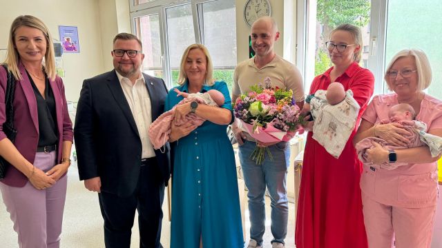 Potrójne szczęście – trojaczki z Brzegu otrzymały praktyczny prezent