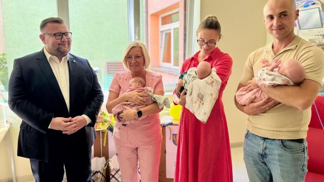Potrójne szczęście – trojaczki z Brzegu otrzymały praktyczny prezent
