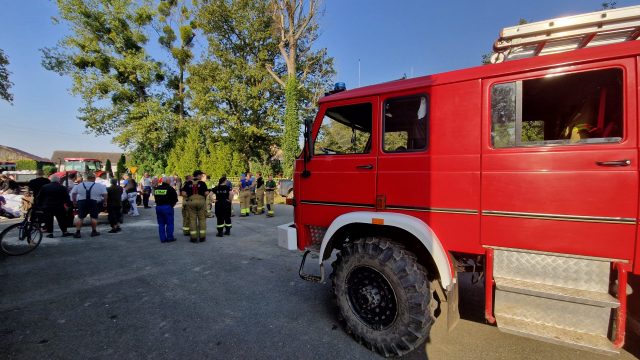 Strażacy podczas usuwania skutków powodzi