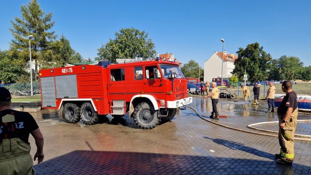Strażacy podczas usuwania skutków powodzi