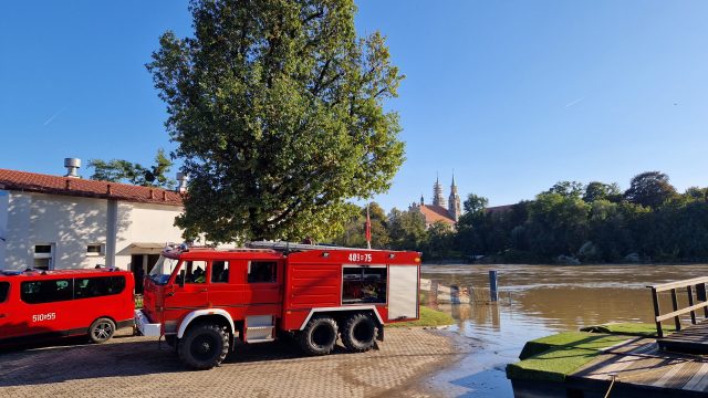Strażacy podczas usuwania skutków powodzi