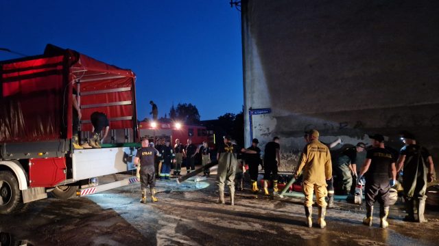 Strażacy podczas usuwania skutków powodzi