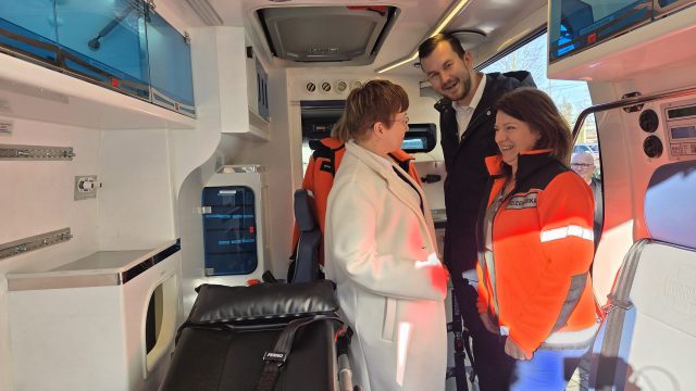 Przekazanie karetki dla szpitala w Kup