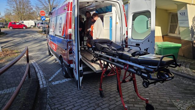 Przekazanie karetki dla szpitala w Kup