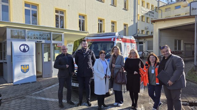 Przekazanie karetki dla szpitala w Kup