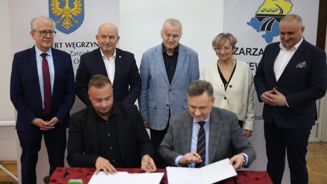 Podpisanie umowy na remont drogi w Sowinie