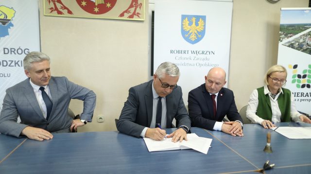 Podpisanie umowy na projekt drogi