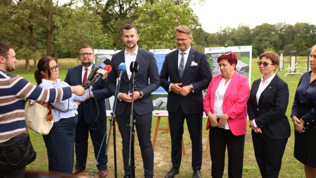 Podpisanie umowy w Pokoju