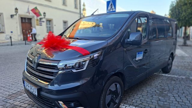 Przekazanie busa gminie
