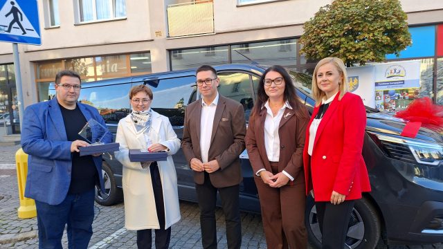 Przekazanie busa gminie